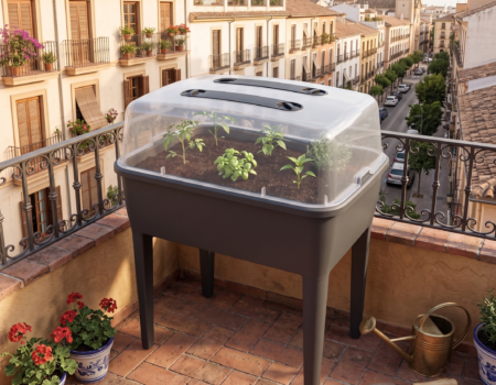 mesa de cultivo con invernadero
